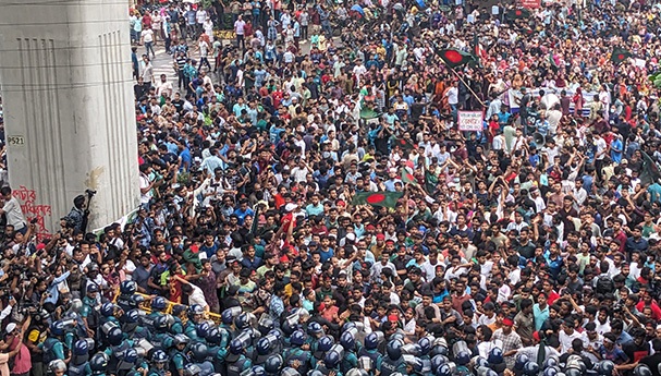 উত্তাল শাহবাগ, পুলিশের ব্যারিকেড ভেঙে দিলেন শিক্ষার্থীরা