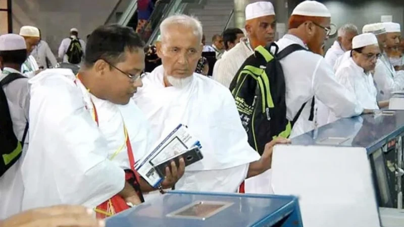 হজ শেষে দেশে ফিরেছেন ৬৯ হাজার ৭৪২ হাজি
