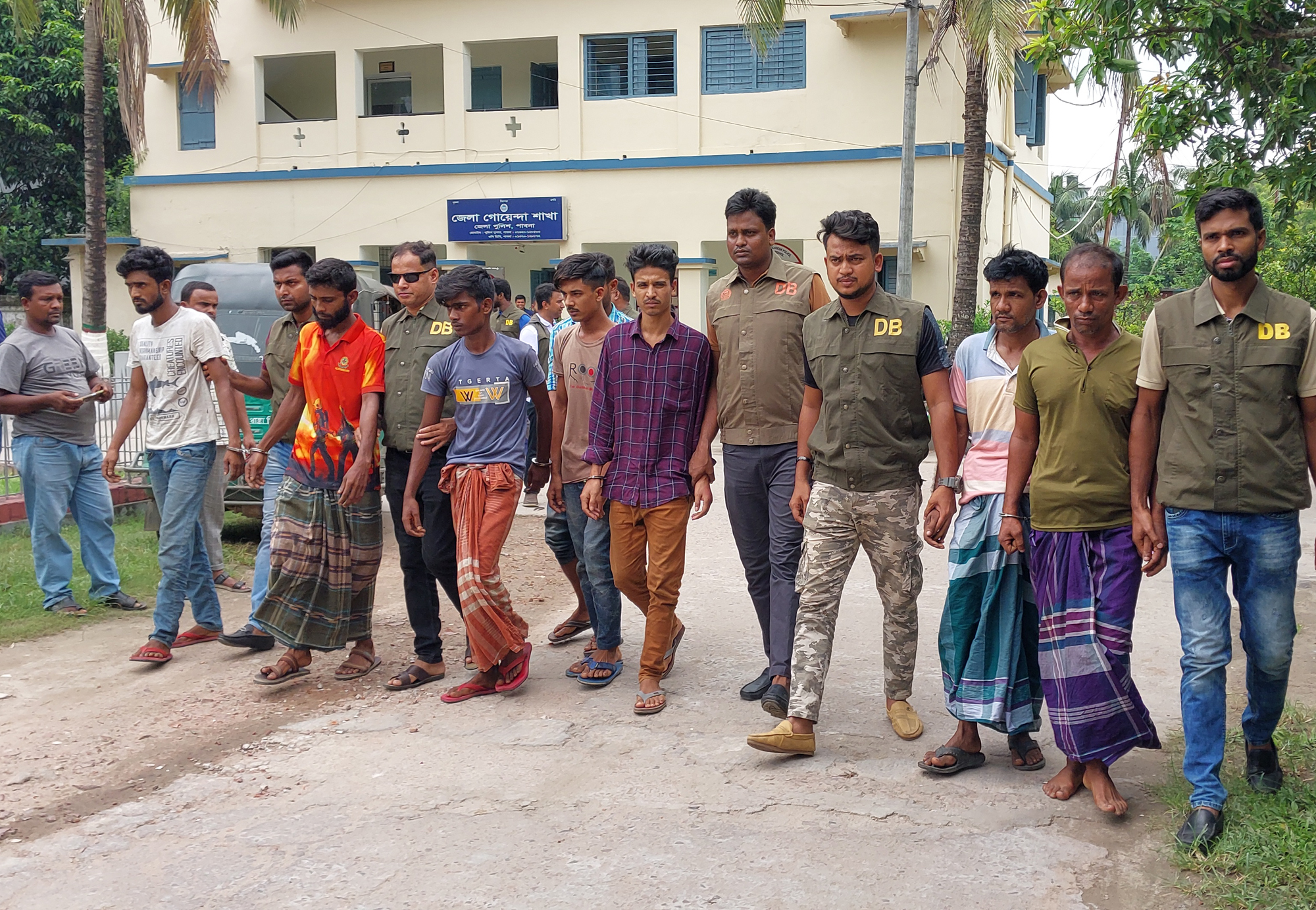 চাঞ্চল্যকর ডাকাতির রহস্য উদঘাটন, ডাকাতচক্রের ৮ সদস্য গ্রেপ্তার