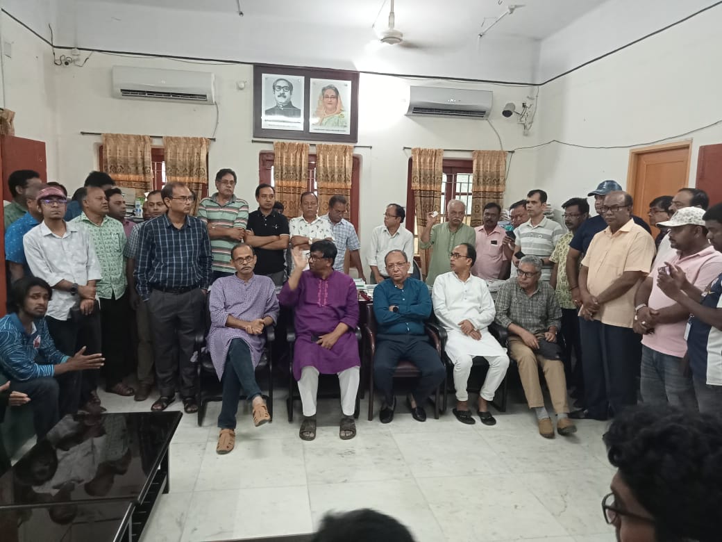 রাবিতে পুলিশে অভিযানে ছত্রভঙ্গ আন্দোলনকারীরা, ভিসি অবমুক্ত