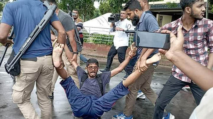 রাবিতে শিক্ষার্থীদের তুলে নেয়ার চেষ্টা, শিক্ষার্থীদের সাথে শিক্ষকদের ধস্তাধস্তি