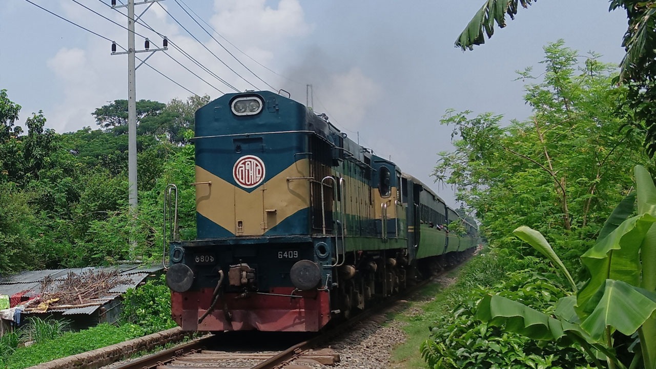 টানা ১২ দিন পর রাজশাহী থেকে ছাড়ল স্বল্প দূরত্বের দুটি ট্রেন