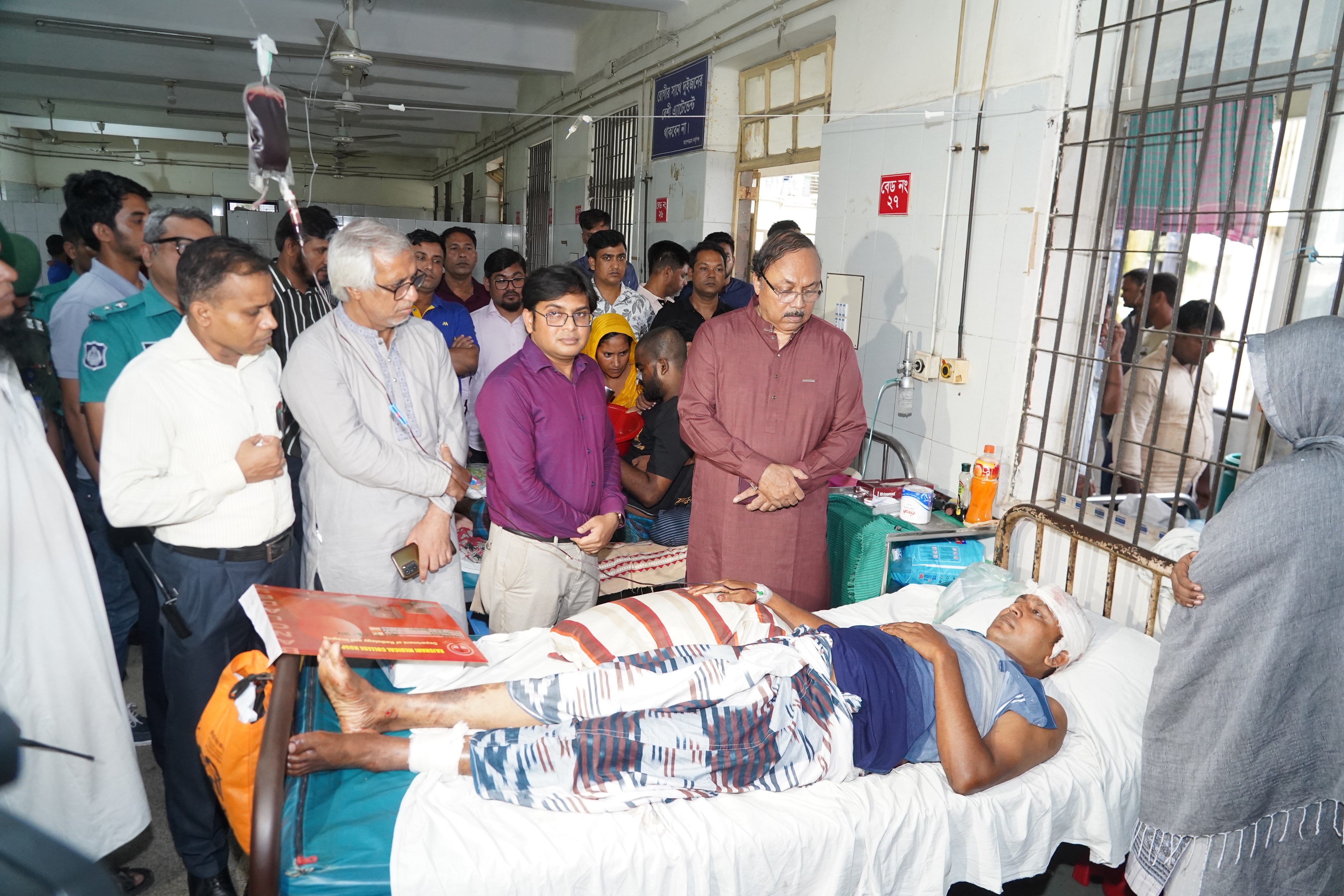আহত পুলিশ সদস্য সাইফুল ইসলামকে রামেক হাসপাতালে দেখতে গেলেন রাসিক মেয়র