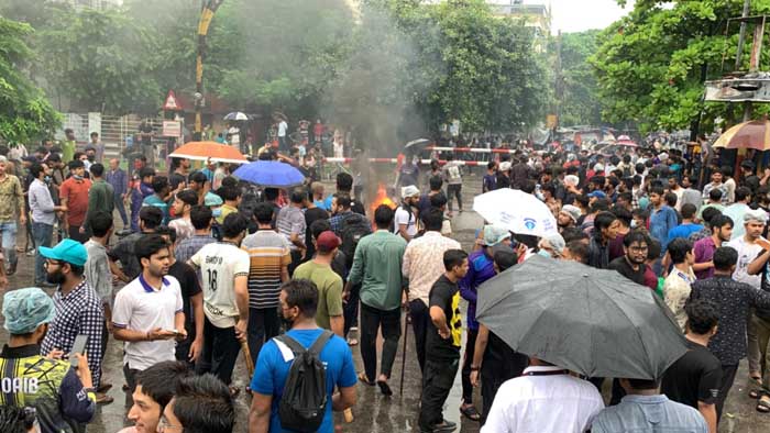 রাজশাহীতে আন্দোলনকারীদের বিক্ষোভ, সড়কে আগুন-ভাঙচুর