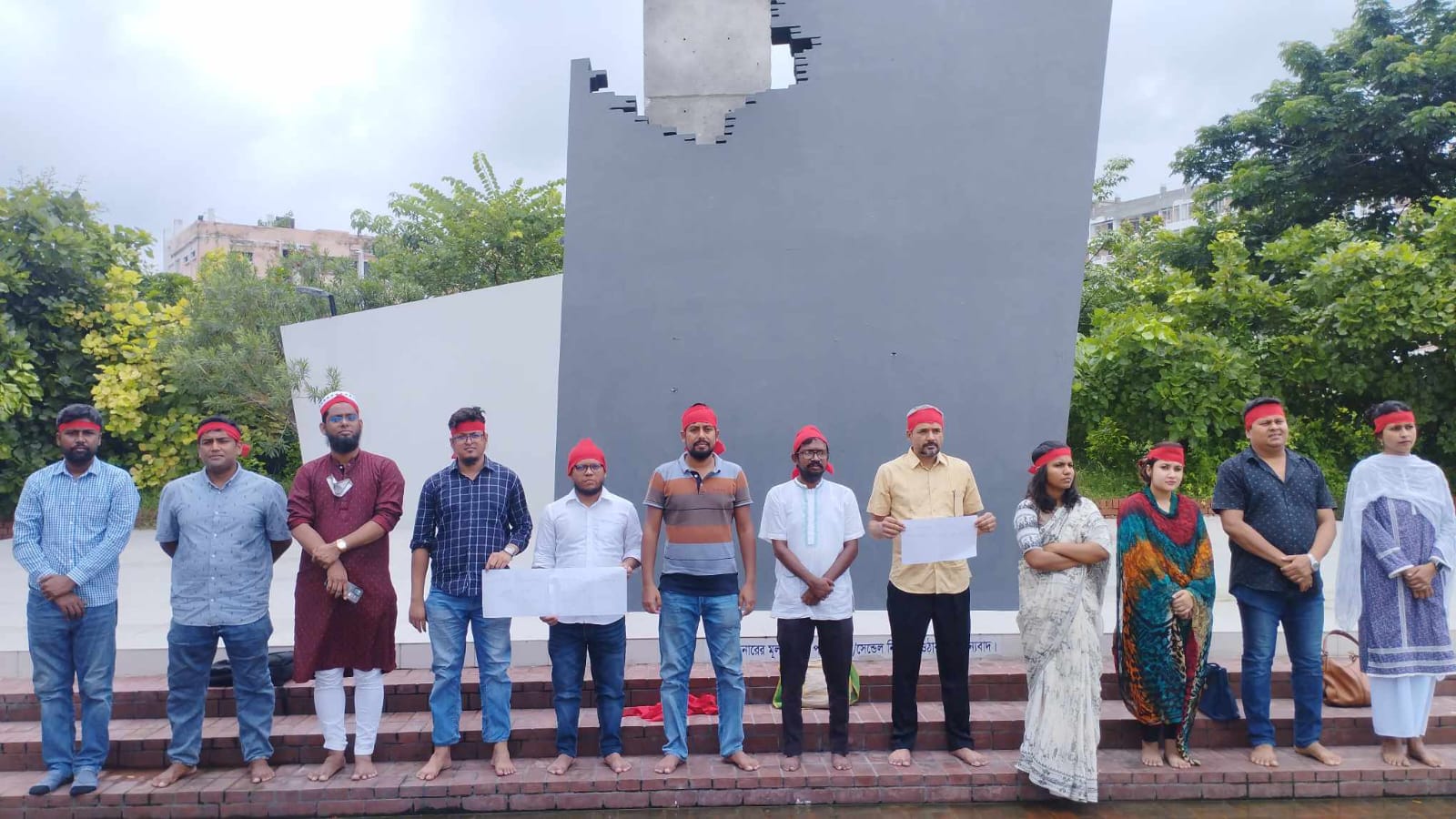 গণগ্রেপ্তারের প্রতিবাদে পাবিপ্রবি শিক্ষকদের মানববন্ধন