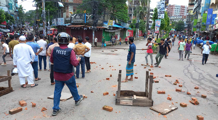 চট্টগ্রামে এক দফা দাবিতে সড়ক অবরোধ করে বিক্ষোভ, সংঘর্ষ