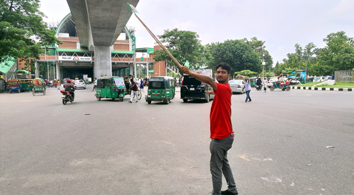 রাস্তায় ট্রাফিকের কাজ করছেন সাধারণ মানুষ