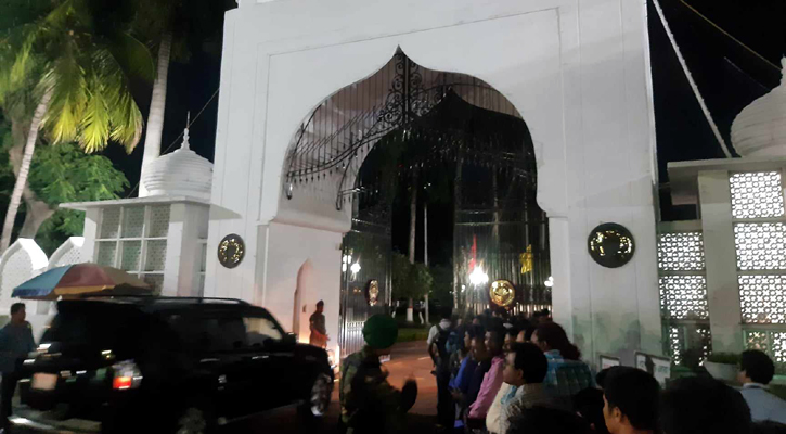 শপথ অনুষ্ঠানে যোগ দিতে বঙ্গভবনে ঢুকছেন আমন্ত্রিতরা