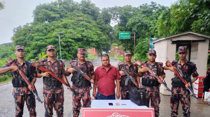 সীমান্ত থেকে আওয়ামী লীগ নেতা আটক
