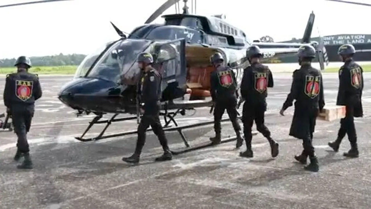 হেলিকপ্টার দিয়ে বন্যার্তদের উদ্ধার করছে র‍্যাব