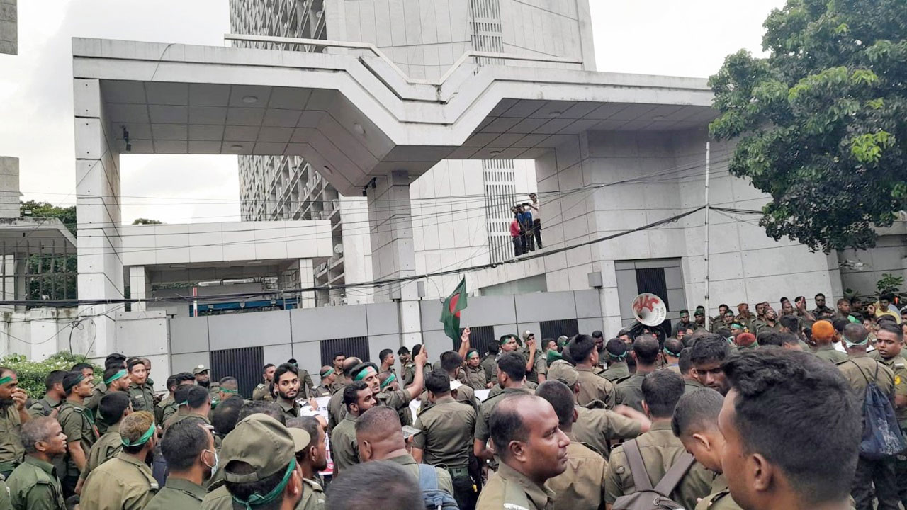 রাতে আন্দোলন করা ৩৫২ আনসার পুলিশ হেফাজতে