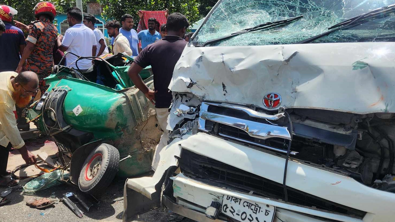সিরাজগঞ্জে মাইক্রোবাস-অটোরিকশা সংঘর্ষে নিহত ৫