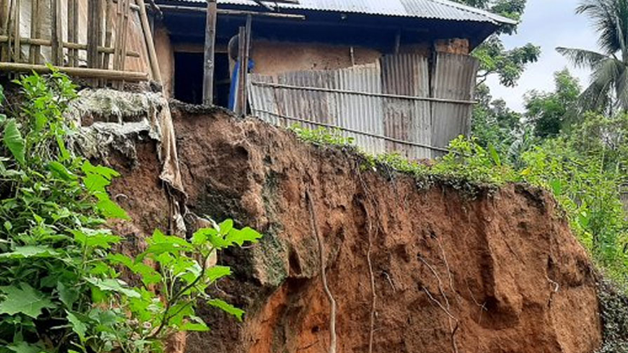 কক্সবাজারে পৃথক স্থানে পাহাড় ধসে নিহত ৬