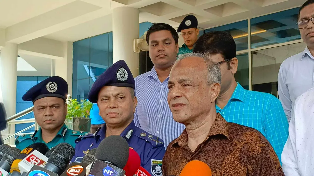 পুলিশকে মানবিক বাহিনী রূপে ফেরাতে কাজ চলছে : স্বরাষ্ট্র উপদেষ্টা