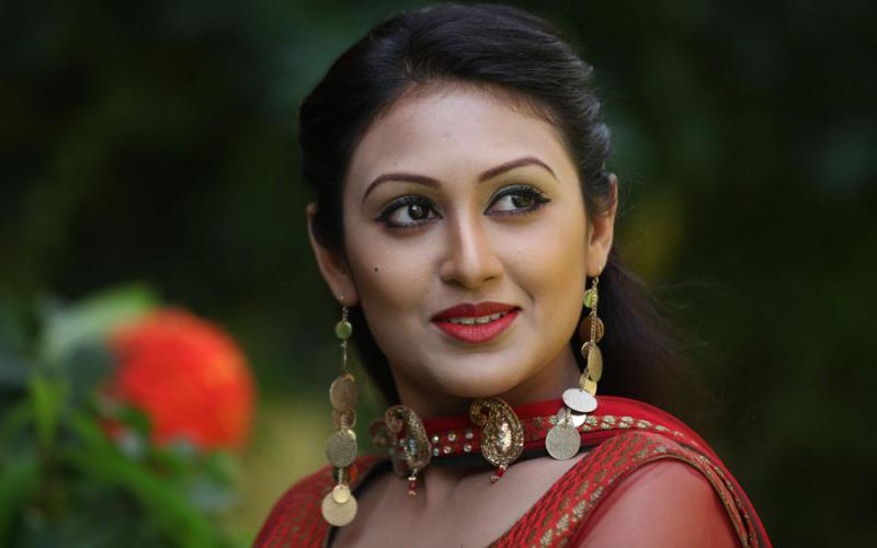 নতুন পরিচয়ে কুসুম সিকদার