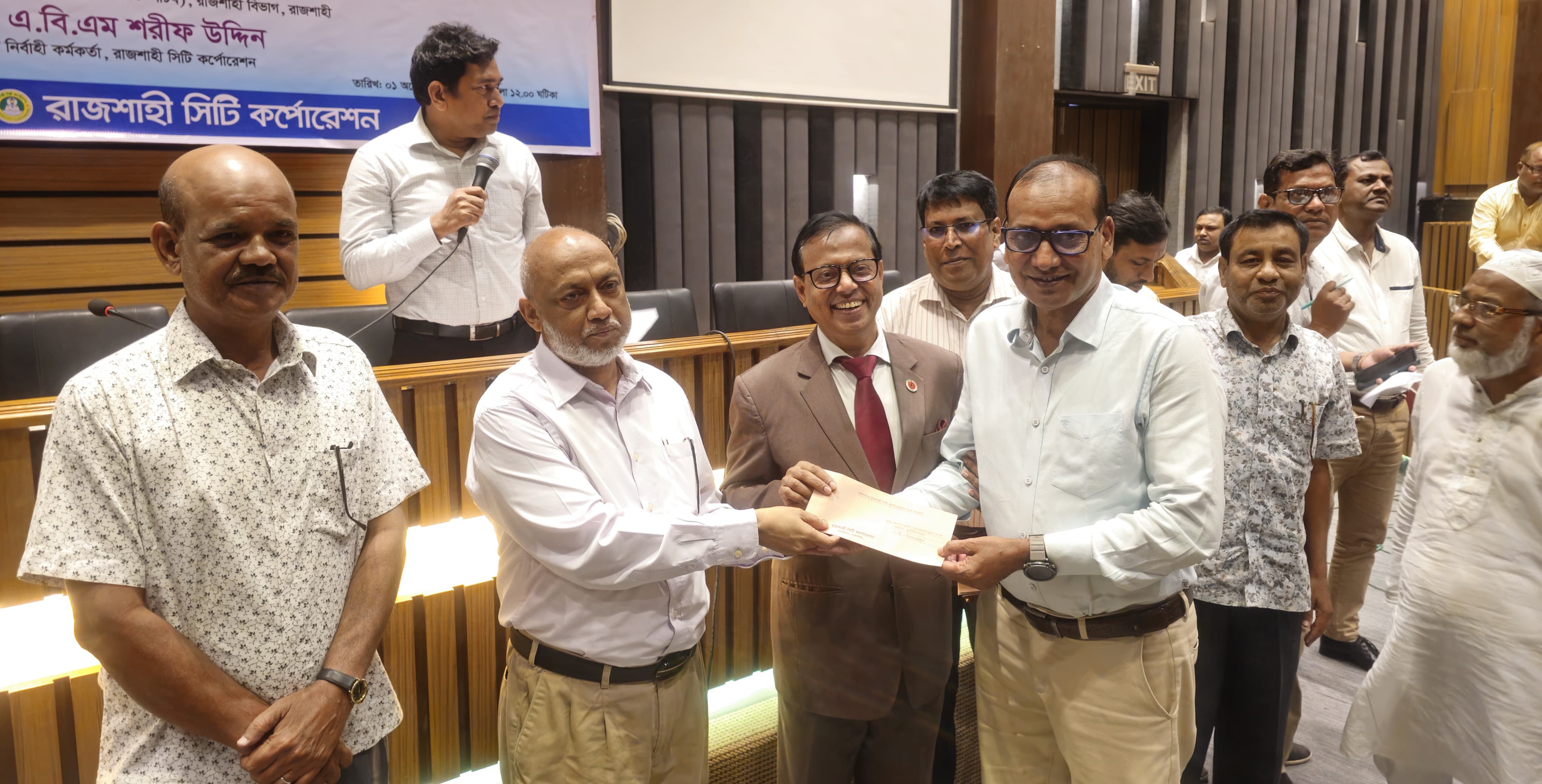 রাসিকের অবসরপ্রাপ্ত ৩১ কর্মকর্তা-কর্মচারী   পেলেন আনুতোষিকের চেক