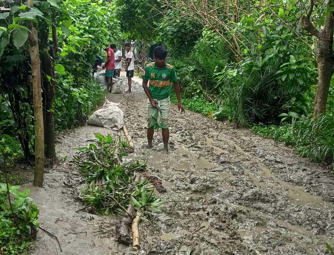 বাঘার সড়কে সীমাহীন দুর্ভোগ