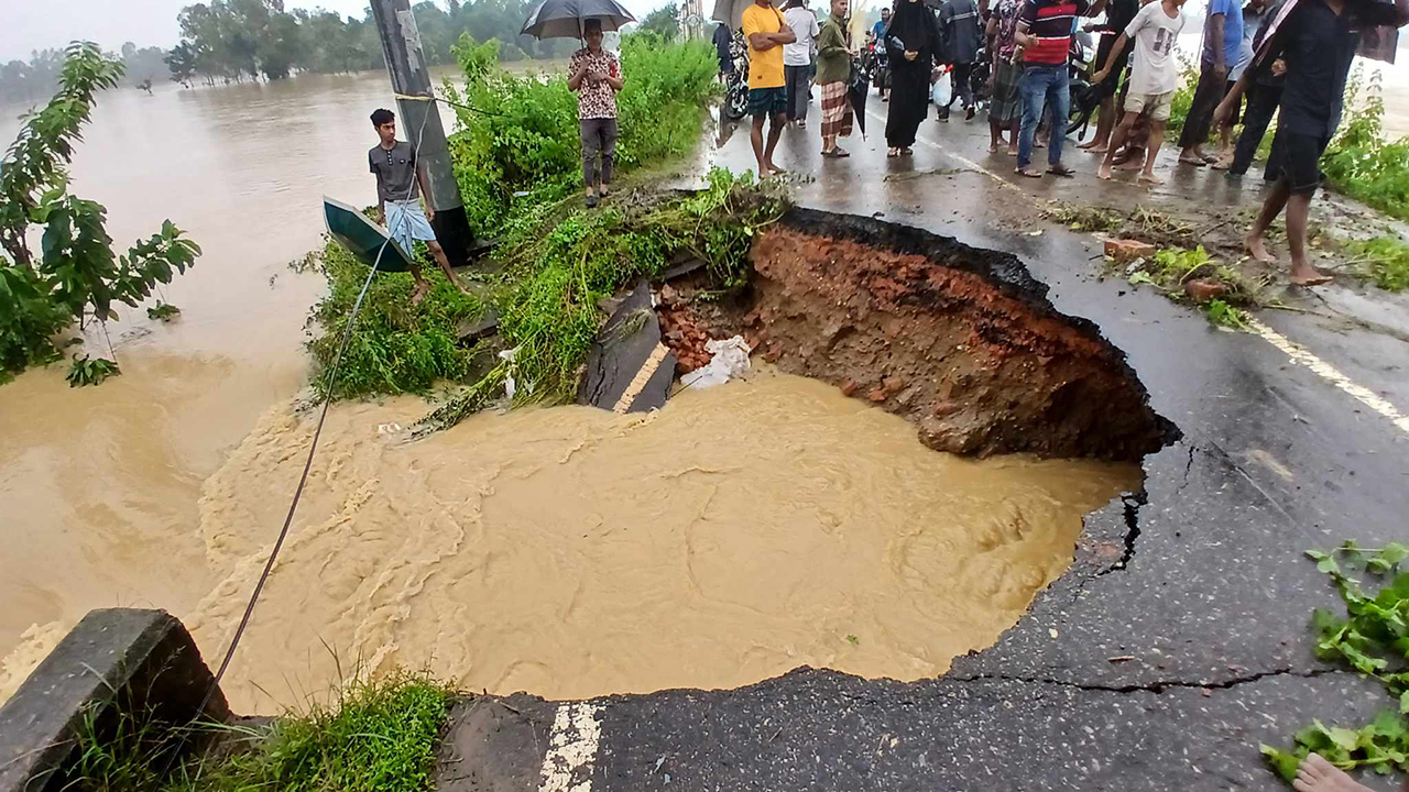 পাহাড়ি ঢলে শেরপুরে আঞ্চলিক সড়কে ভাঙন, যোগাযোগ বিচ্ছিন্ন