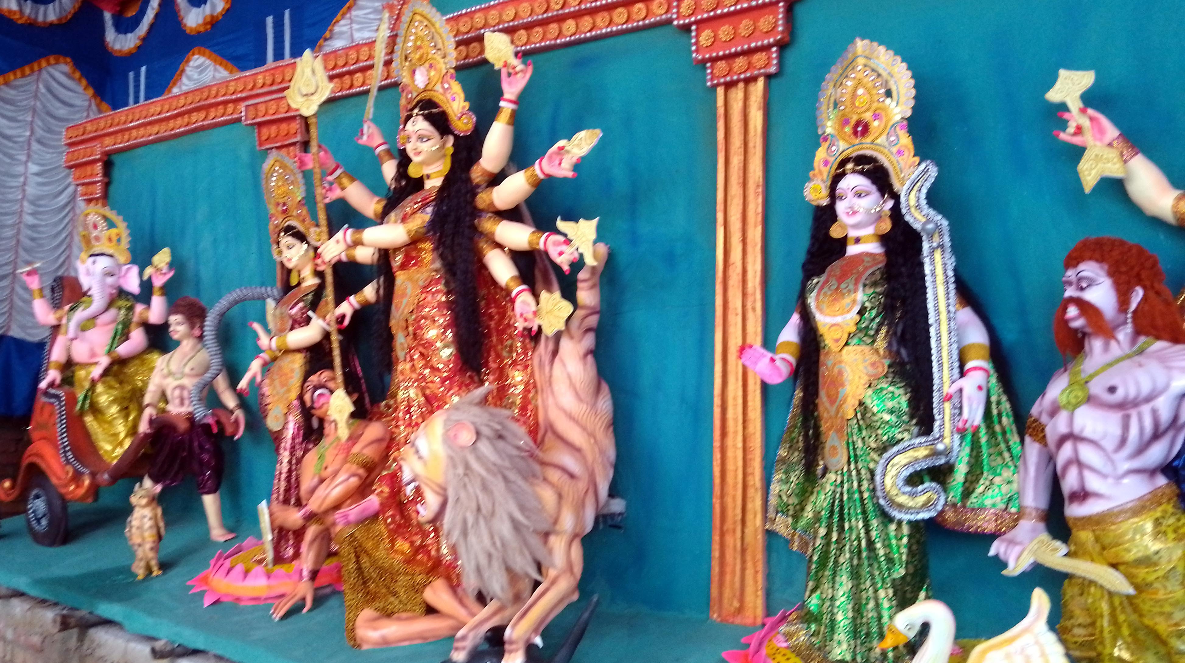 শেষ মুহূর্তের প্রতিমা সাজাতে ব্যাস্ত সাপাহারের কারিগররা