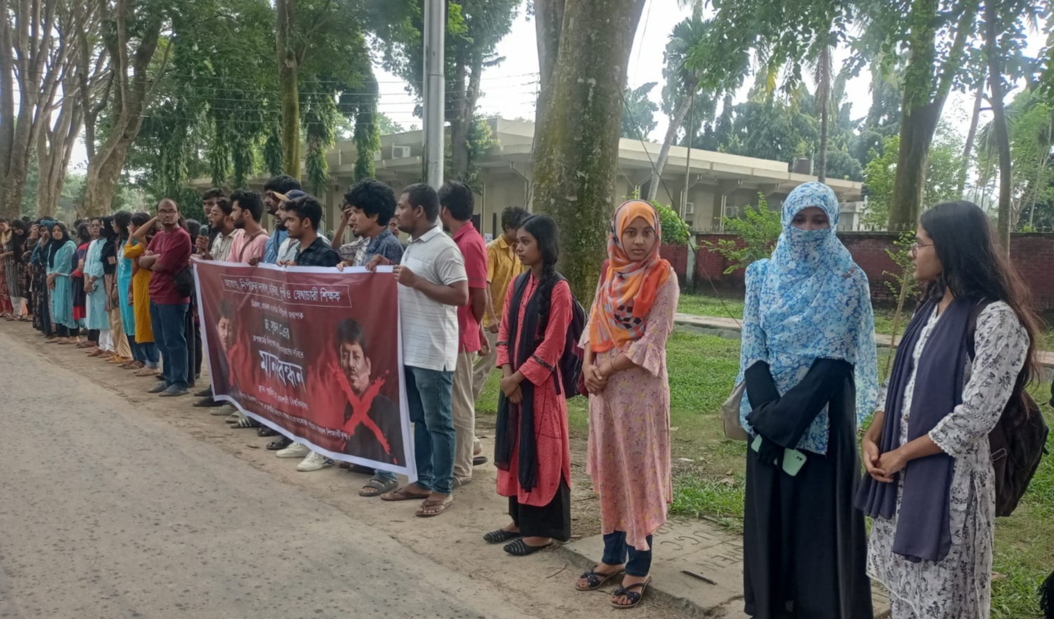 শিক্ষকের প্রতি ছবি আঁকার চ্যালেঞ্জ ছুঁড়লেন রাবি চারুকলার শিক্ষার্থীরা