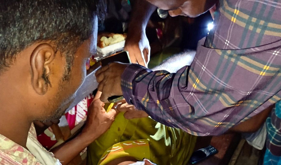 সাপাহারে দুর্ধর্ষ সড়ক ডাকাতি, ১০ লাখ টাকা লুট