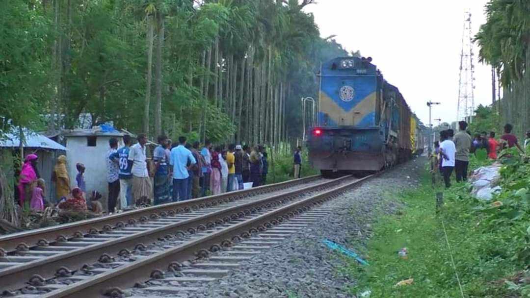 ঈশ্বরদীতে চলন্ত ট্রেন থেকে পড়ে যুবকের মৃত্যু