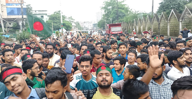 ছাত্রলীগ নিষিদ্ধের দাবিতে উত্তাল চট্টগ্রাম