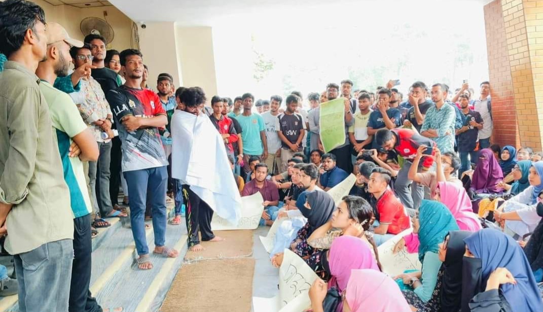 ভিসির আশ্বাসে স্থগিত রাবির আইন অনুষদের শিক্ষার্থীদের অনশন