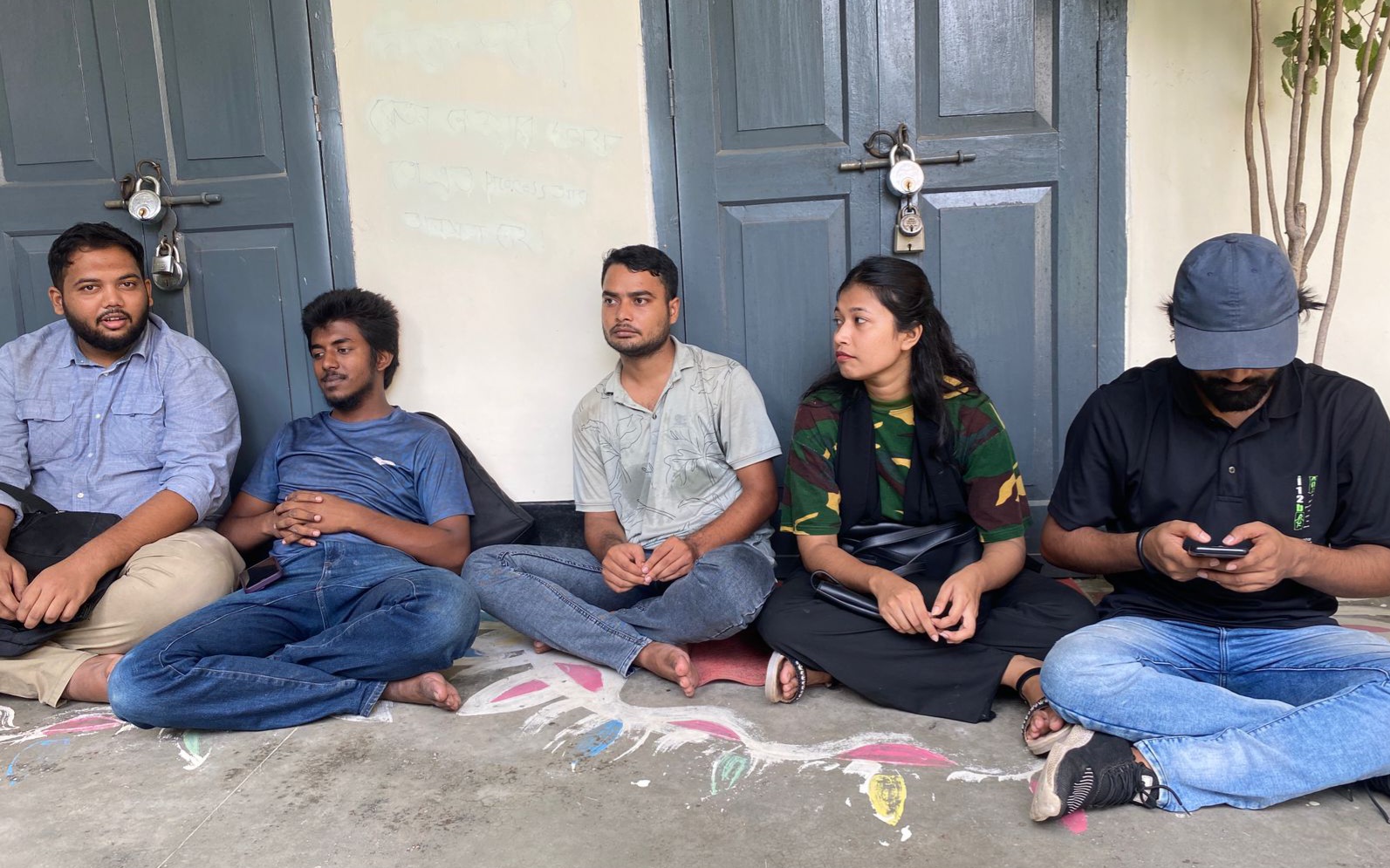 রাবি গণযোগাযোগ ও সাংবাদিকতা বিভাগে তালা দিয়ে শিক্ষার্থীদের অবস্থান