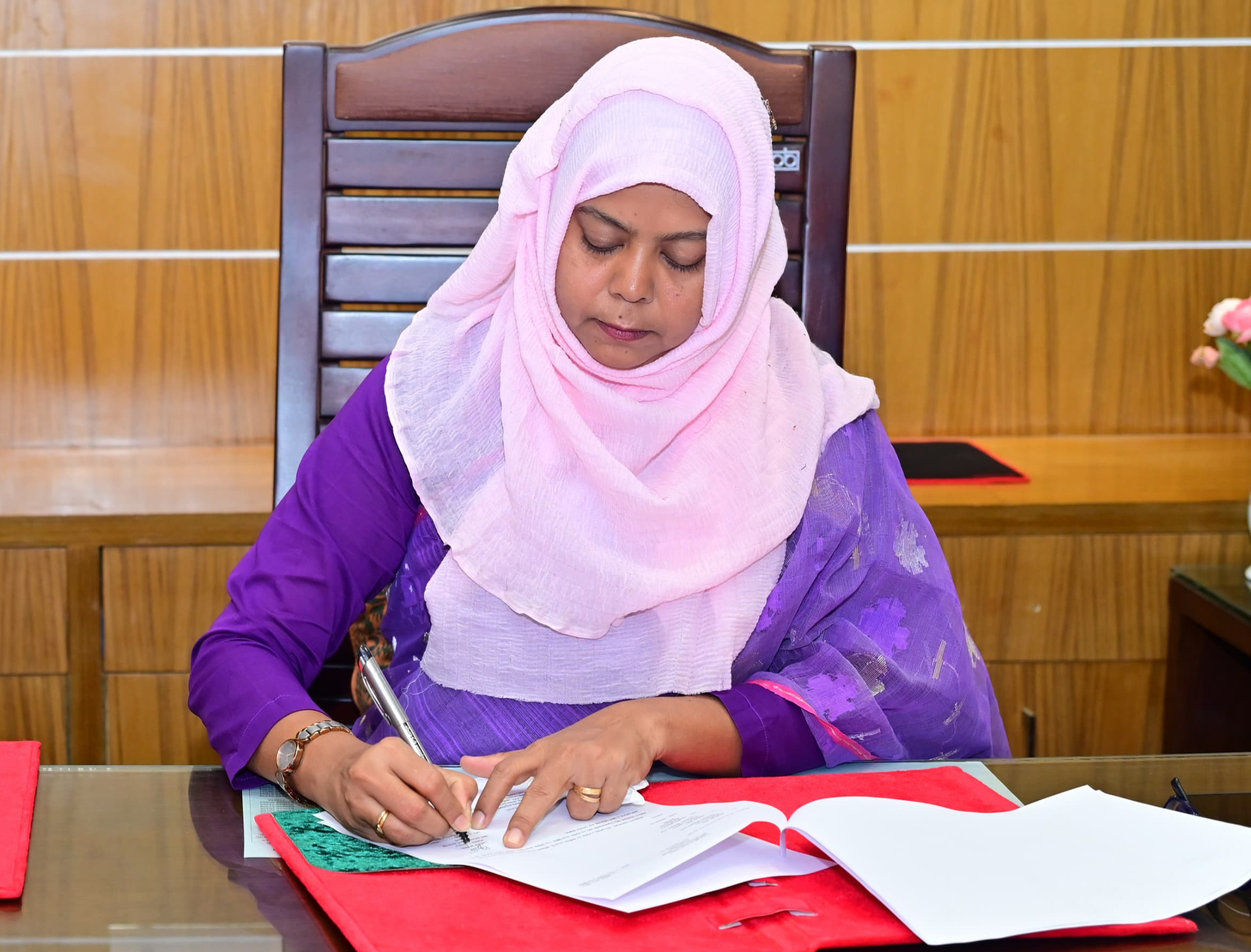 দায়িত্ব নিলেন রাজশাহীর প্রথম নারী ডিসি আফিয়া আখতার