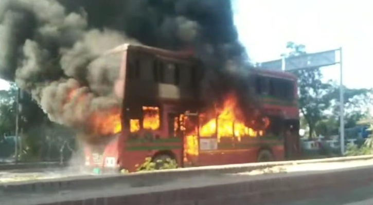 কুড়িল বিশ্বরোডে বিআরটিসি বাসে আগুন