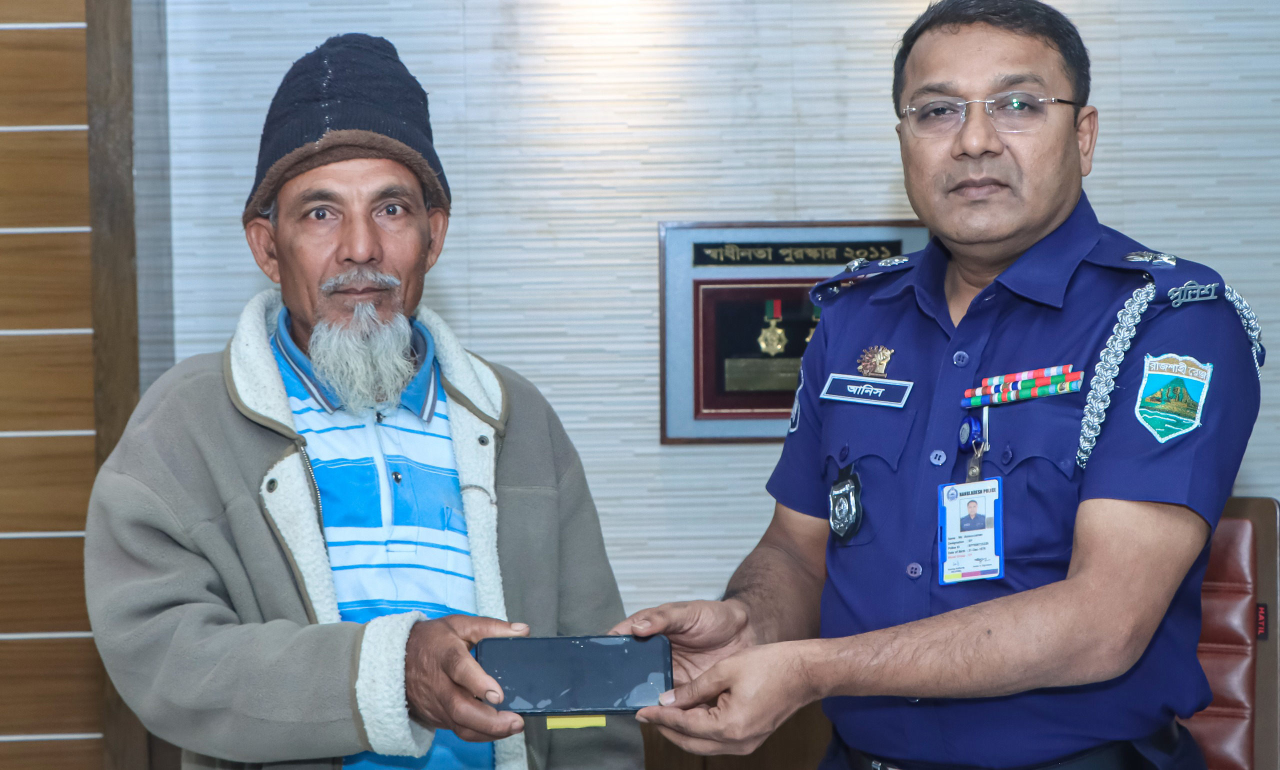 রাজশাহীতে ৩৩টি মোবাইল ফোন উদ্ধার করে মালিককে হস্তান্তর করলো পুলিশ