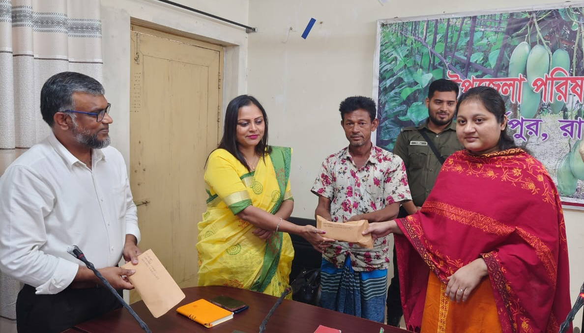 দুর্গাপুরের সেই ফুলকপি চাষীরা পেলেন ১৪ লাখ টাকা ক্ষতিপূরণ