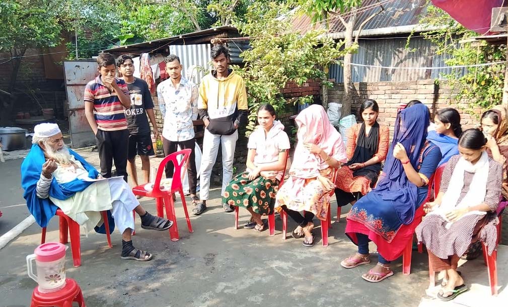 রবিদাস মুচি সম্প্রদায়ের ৪০টি পরিবারের পাশে দাঁড়াল পাবনার মানবকল্যাণ ট্রাস্ট
