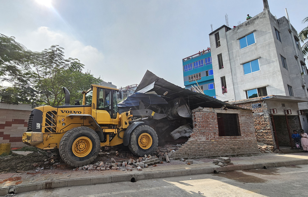 রাসিকের ভ্রাম্যমাণ আদালতে নগরীতে অবৈধ স্থাপনা উচ্ছেদে