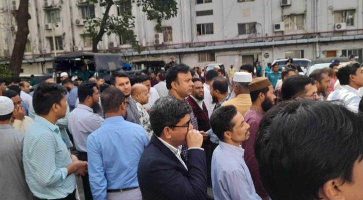 যুগ্ম সচিবের বিরুদ্ধে ব্যবস্থা নিতে সচিবালয়ে কর্মচারীদের বিক্ষোভ