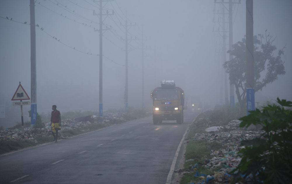 ঘন কুয়াশায় ঢেকেছে রাজশাহী