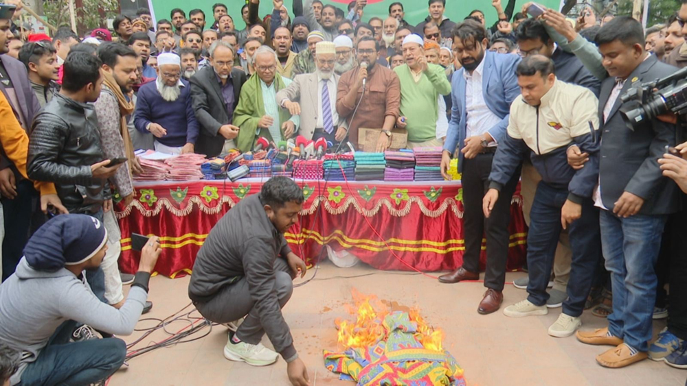 এবার রাজশাহীতে ভারতীয়  বেডশীটে আগুন দিলেন রিজভী