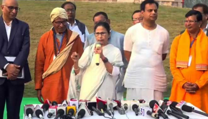 বাংলাদেশ ইস্যু নিয়ে বিজেপি রাজনীতি করছে: মমতা