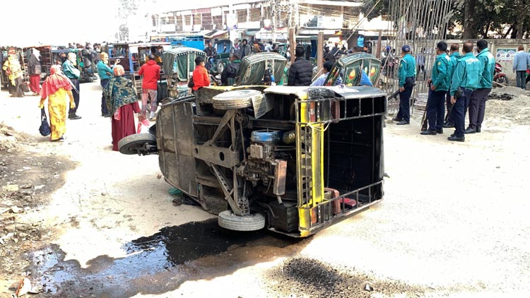 রাজশাহীতে সিএনজি অটোরিকশা স্ট্যান্ডে বাস শ্রমিকদের হামলা, ভাঙচুর