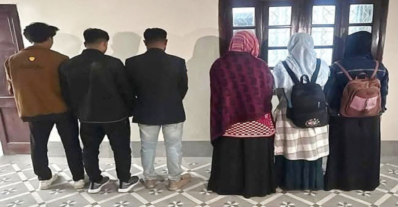 রাজশাহীতে আবাসিক হোটেল থেকে ছয় তরুণ-তরুণী আটক