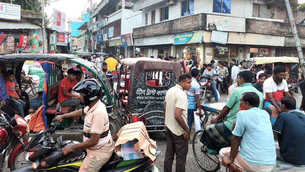 ভবানীগঞ্জ কলেজমোড়ে নিত্য যানজট, অবৈধ স্থাপনা উচ্ছেদের দাবি