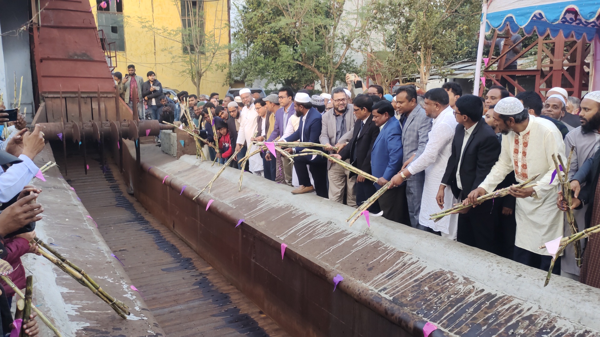 লোকসানের বোঝা মাথাই নিয়ে জয়পুরহাট চিনিকলে আখ মাড়াই শুরু