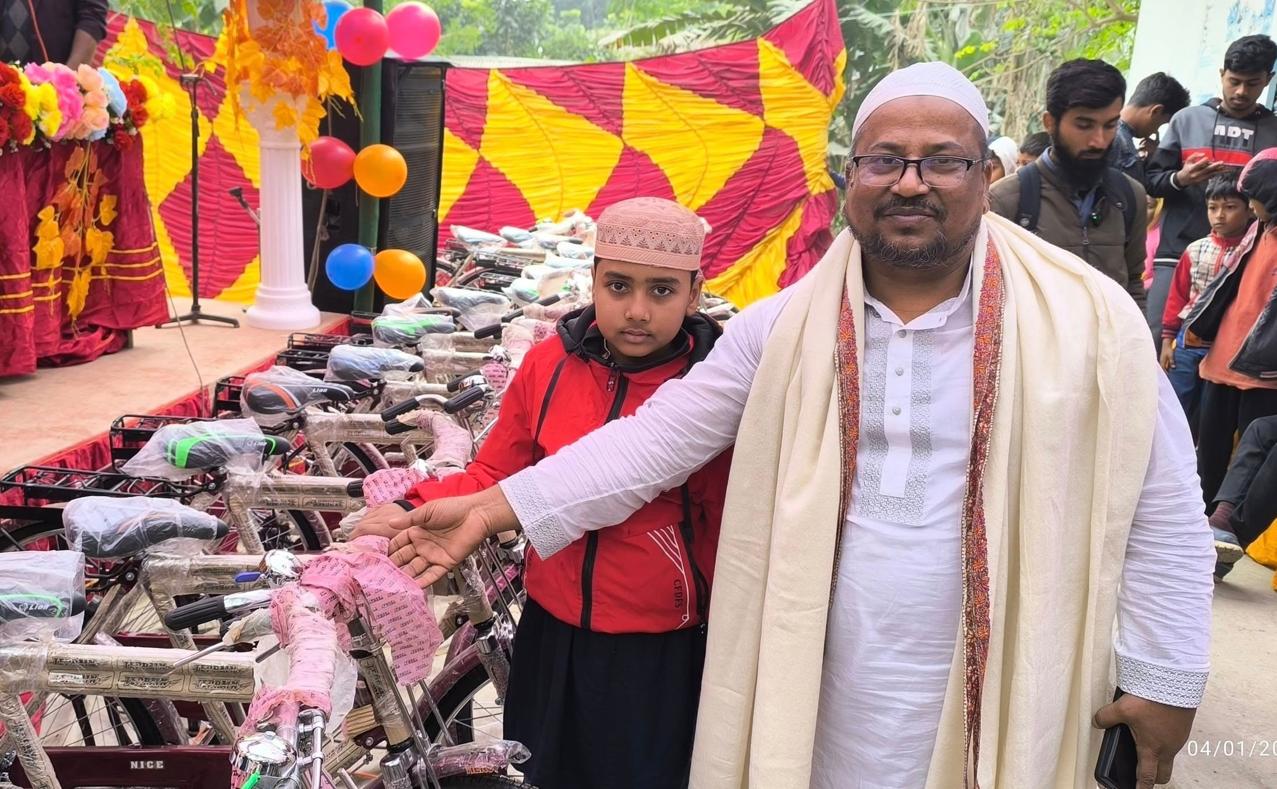 টানা ৪০ দিন নামাজ পড়ে বাইসাইকেল উপহার পেল ১৮ শিক্ষার্থী