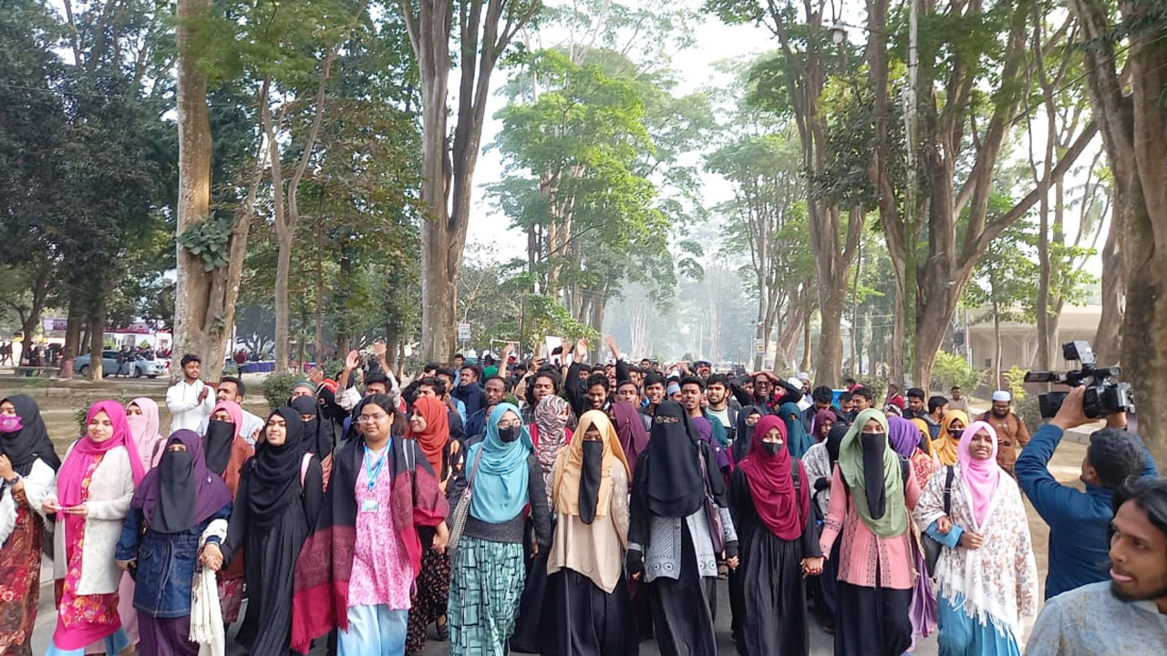 রাবির ইসলামিক স্টাডিজ বিভাগ নিয়ে কটূক্তি, কর্মকর্তার বিরুদ্ধে বিক্ষোভ