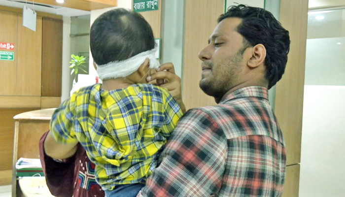 বাম চোখের বদলে শিশুর ডান চোখে অপারেশন