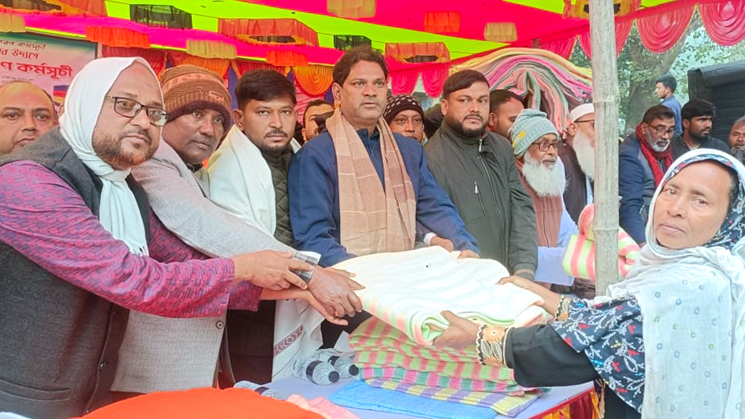 পাবনায় বন্ধু ফাউন্ডেশনের উদ্যোগে এক হাজার শীতবস্ত্র বিতরণ