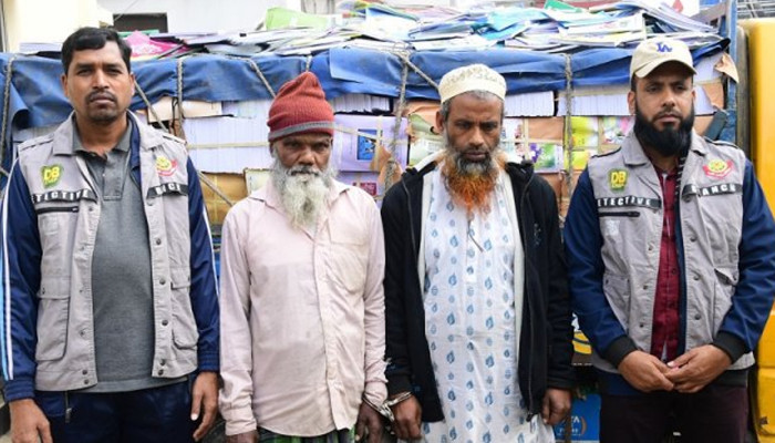বিনামূল্যে বিতরণের ​দুই ট্রাক পাঠ্যবই জব্দ, গ্রেপ্তার ২