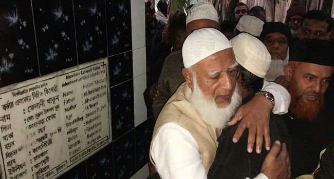 ফেলানীর বাবাকে বুকে জড়িয়ে কাঁদলেন জামায়াতে আমির