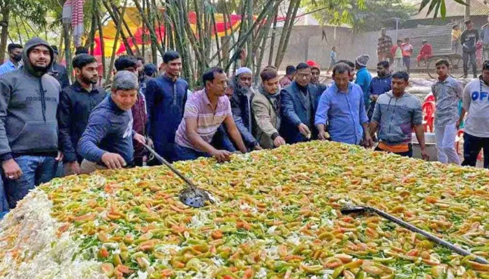 সাড়ে ৬ হাজার মানুষ খেলো ১২৫ মণ খিচুড়ি